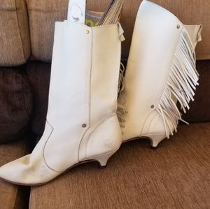 Cute white vintage cow-chick boots with fringe